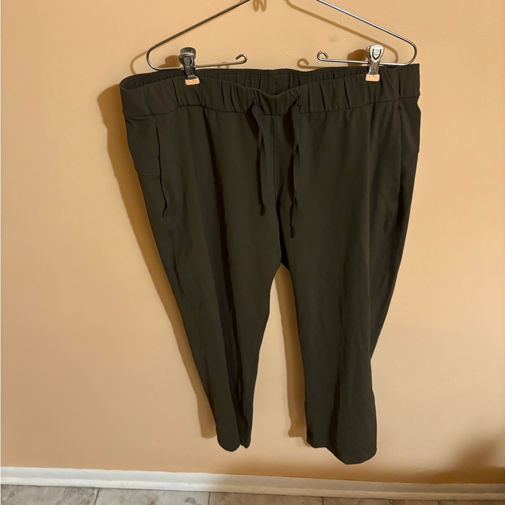 LAST CHANCE | Lululemon On The Fly 23* Crop Pants in Dark Olive - Picture 4 of 7
